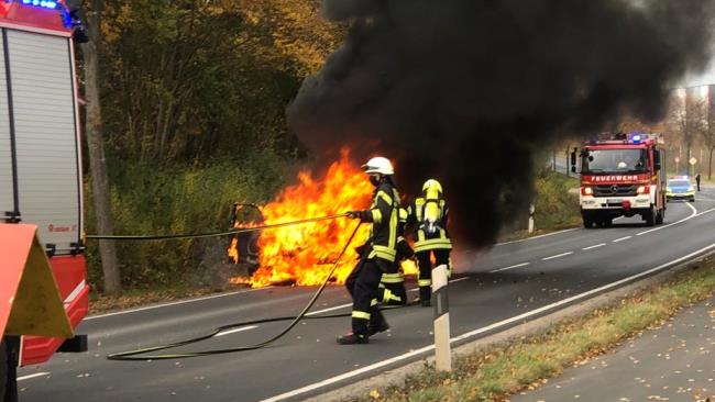 Gasbetriebener Pkw auf Rosdorfer Umgehungsstraße ausgebrannt