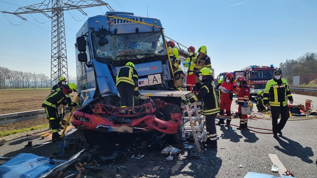 Sattelzug ungebremst in Stauende gefahren
