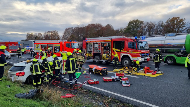 Beifahrer bei Verkehrsunfall eingeklemmt