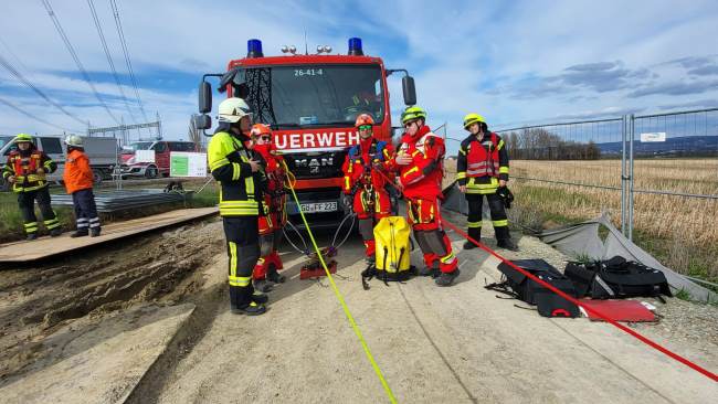 Einsatzübung an der Hochspannungstrasse