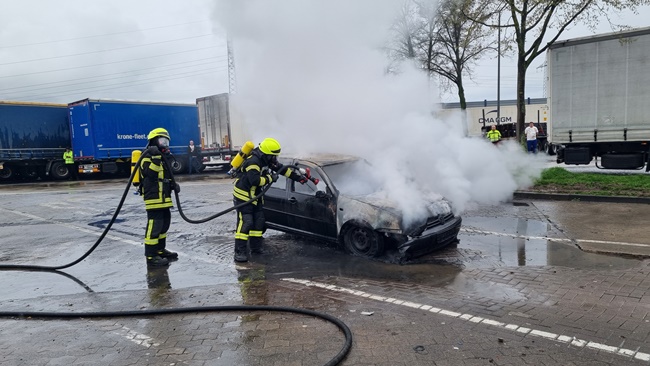 VW Golf auf Raststätte ausgebrannt