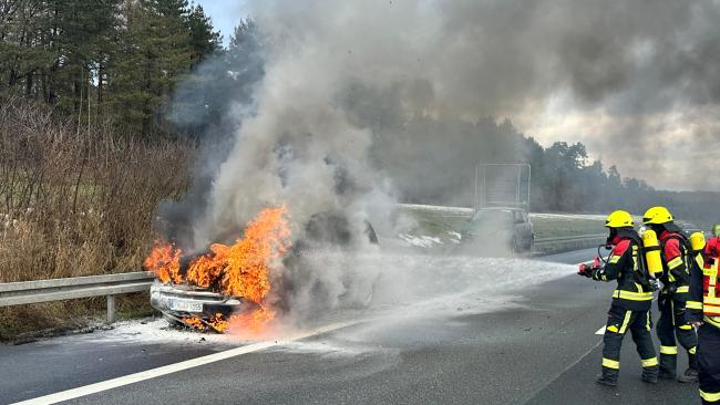 Pkw auf der A7 ausgebrannt
